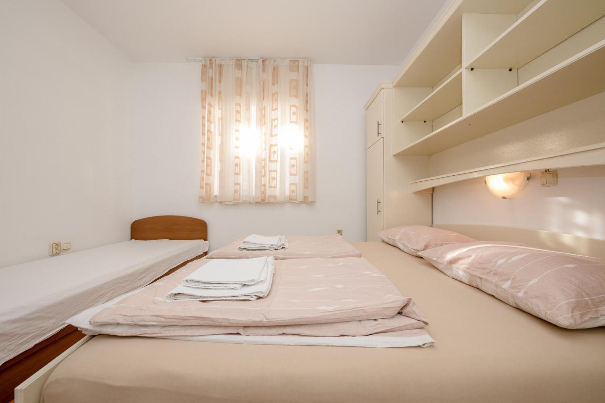 Apartments And Rooms By The Sea Supetarska Draga - Gornja, Rab - 11579 Rom bilde